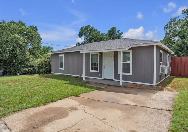 Photo 1 of Single family home for sale at 1500 Langston St, Fort Worth, TX 76105 | MLS# 21298641 | Listing updated on 2026-07-24
