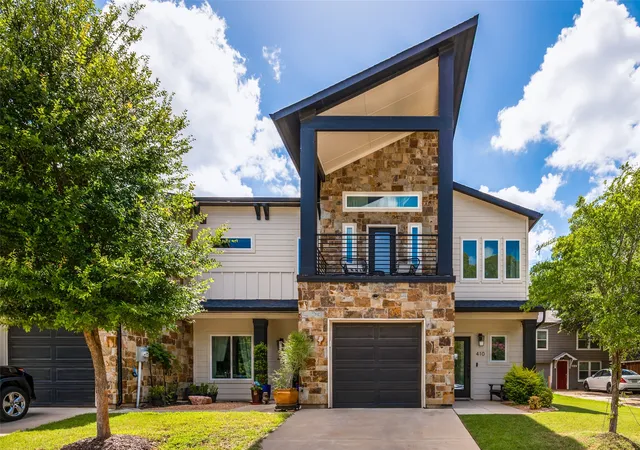 Photo 1 of Townhouse for sale at 410 N Pecan St, Arlington, TX 76011 | MLS# 21299742 | Listing updated on 2026-08-22