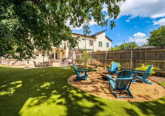 Photo 2 of Townhouse for sale at 410 N Pecan St, Arlington, TX 76011 | MLS# 21299742 | Listing updated on 2026-08-22