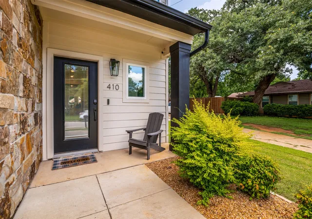 Photo 3 of Townhouse for sale at 410 N Pecan St, Arlington, TX 76011 | MLS# 21299742 | Listing updated on 2026-08-22