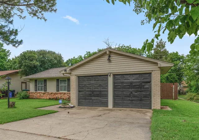 Photo 2 of Single family home for sale at 2308 Westwood Dr, Denton, TX 76205 | MLS# 21299777 | Listing updated on 2026-08-27
