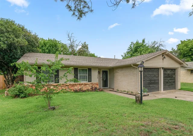 Photo 3 of Single family home for sale at 2308 Westwood Dr, Denton, TX 76205 | MLS# 21299777 | Listing updated on 2026-08-27