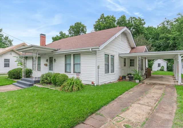 Homes for sale in Wills Point, TX | 432 W High St, Wills Point, TX 75169 | MLS# 21290638