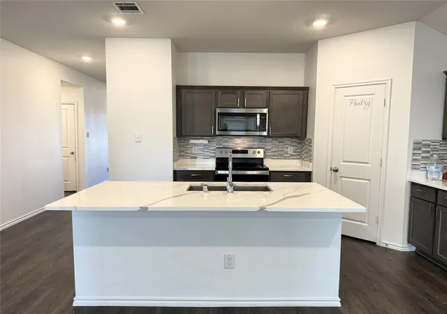 Photo 2 of Single family home for sale at 1305 Fieldstone Ct, Royse City, TX 75189 | MLS# 21299856 | Listing updated on 2026-06-25