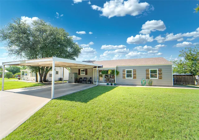 Photo 1 of Single family home for sale at 1400 W Wheeler St, Breckenridge, TX 76424 | MLS# 21297909 | Listing updated on 2026-10-01