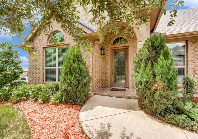 Single family home for sale at 27 Oakridge Ln, Fort Worth, TX 76134 | MLS# 21297314