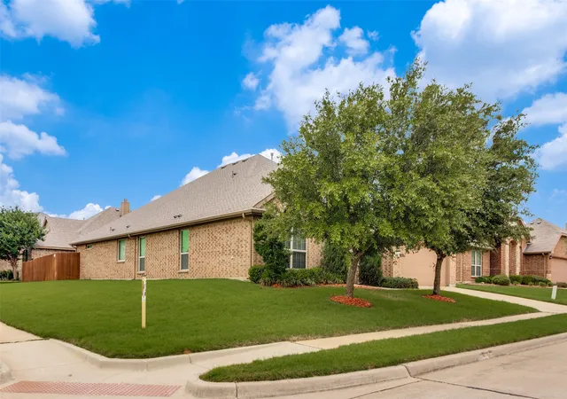Photo 3 of Single family home for sale at 27 Oakridge Ln, Fort Worth, TX 76134 | MLS# 21297314 | Listing updated on 2026-08-26