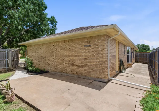 Homes for sale in Bedford, TX | 2915 Post Oak Ct, Bedford, TX 76021 | MLS# 21299973