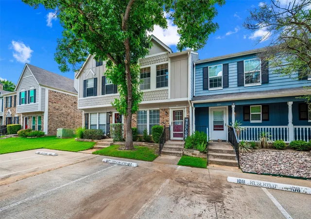Homes for sale in Euless, TX | 107 Churchill Ln, Euless, TX 76039 | MLS# 21297300