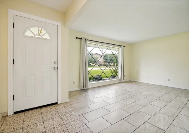 Photo 3 of Single family home for sale at 6307 Stonewall St, Greenville, TX 75402 | MLS# 21290552 | Listing updated on 2026-09-29