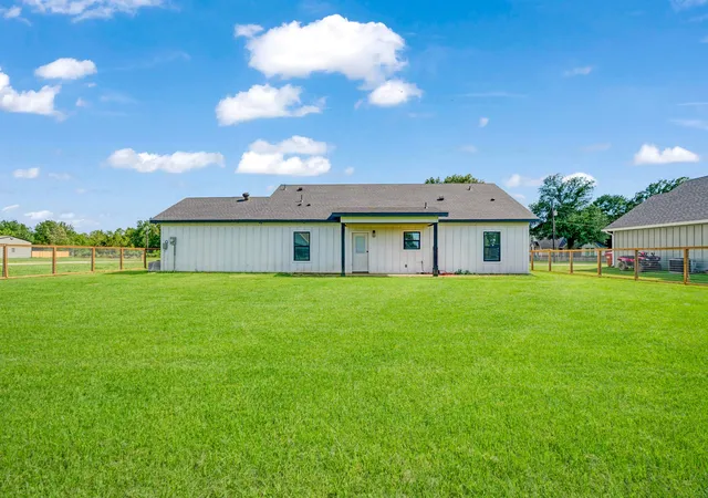 Homes for sale in Blossom, TX | 725 Daniel St, Blossom, TX 75416 | MLS# 21299844
