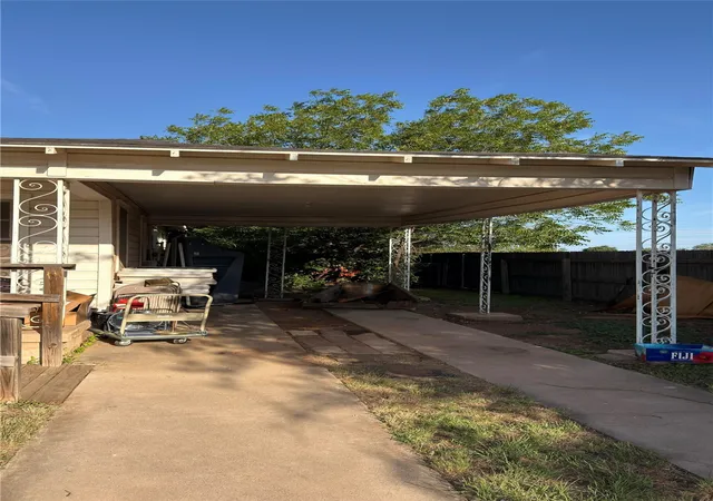 Photo 3 of Sale Pending at 518 Highland Ave, Abilene, TX 79605 | MLS# 21300021 | Listing updated on 2026-08-10