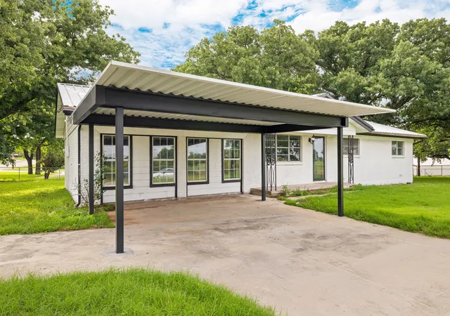Photo 3 of Single family home for sale at 3301 S Murvil St, Decatur, TX 76234 | MLS# 21291717 | Listing updated on 2026-08-21