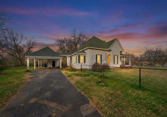 3rd image of 517 S Boyd St, Lindale, TX 75771 | MLS# 21300167