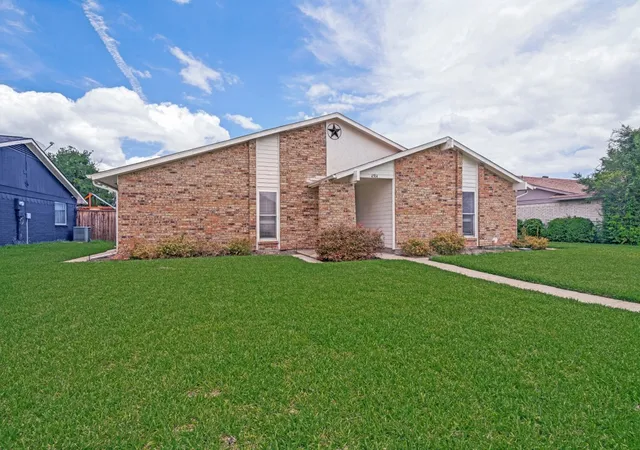 Photo 1 of Sale Pending at 4504 Palos Verdes Dr, Mesquite, TX 75150 | MLS# 21295216 | Listing updated on 2026-07-23