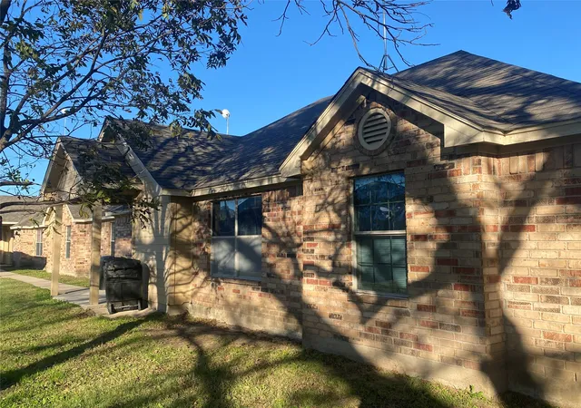Photo 4 of House for sale at 121-127 Sunburst Ct, Weatherford, TX 76087 | MLS# 21300246 | Listing updated on 2026-07-10