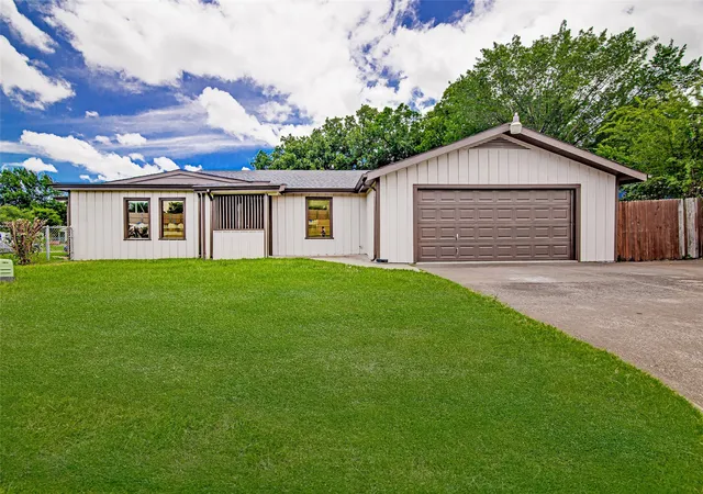 Photo 1 of Single family home for sale at 5700 Lenore St, Fort Worth, TX 76134 | MLS# 21298119 | Listing updated on 2026-09-21