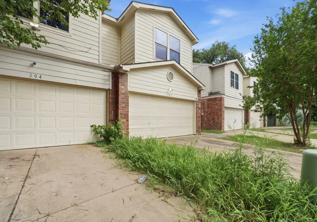 Photo 2 of Townhouse for sale at 202 Creek Cove Dr, Dallas, TX 75217 | MLS# 21299312 | Listing updated on 2026-08-27