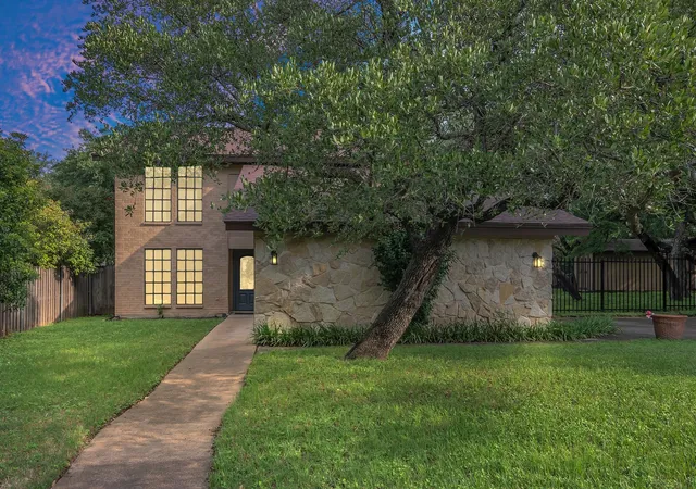 Photo 2 of Sale Pending at 7804 Skylake Dr, Fort Worth, TX 76179 | MLS# 21264873 | Listing updated on 2026-08-27