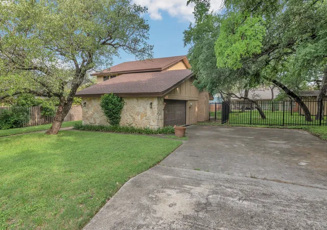 Photo 3 of Sale Pending at 7804 Skylake Dr, Fort Worth, TX 76179 | MLS# 21264873 | Listing updated on 2026-08-27