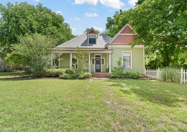 Homes for sale in Hillsboro, TX | 320 E Franklin St, Hillsboro, TX 76645 | MLS# 21300125