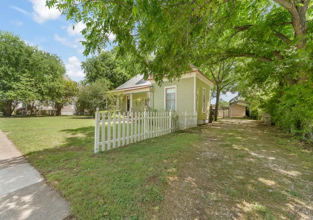 Homes for sale in Hillsboro, TX | 320 E Franklin St, Hillsboro, TX 76645 | MLS# 21300125