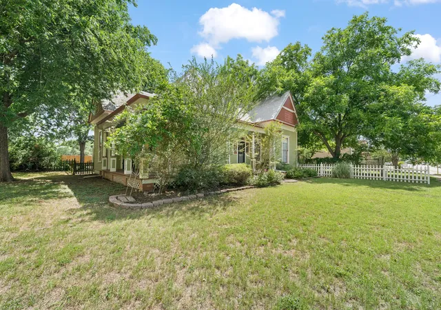 Homes for sale in Hillsboro, TX | 320 E Franklin St, Hillsboro, TX 76645 | MLS# 21300125