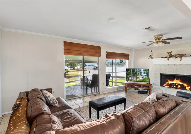 Photo 4 of Single family home for sale at 1725 Oak Shore Dr, Tool, TX 75143 | MLS# 21298914 | Listing updated on 2026-09-21