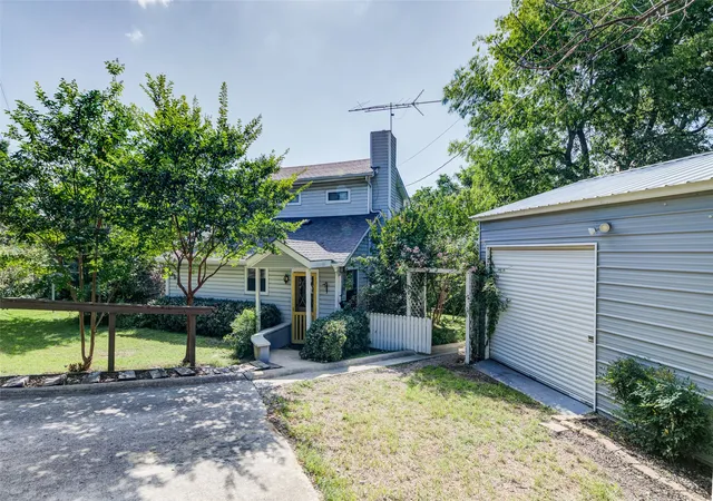 Photo 2 of Single family home for sale at 402 Aqua Wy, Bridgeport, TX 76426 | MLS# 21300230 | Listing updated on 2026-08-25