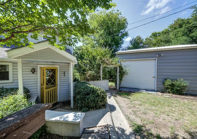 Photo 3 of Single family home for sale at 402 Aqua Wy, Bridgeport, TX 76426 | MLS# 21300230 | Listing updated on 2026-08-25