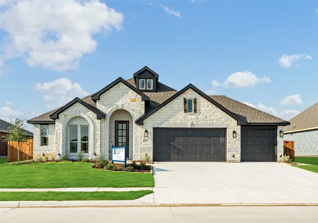 Photo 1 of Sale Pending at 209 Saddletree Dr, Nevada, TX 75173 | MLS# 21299743 | Listing updated on 2026-08-24