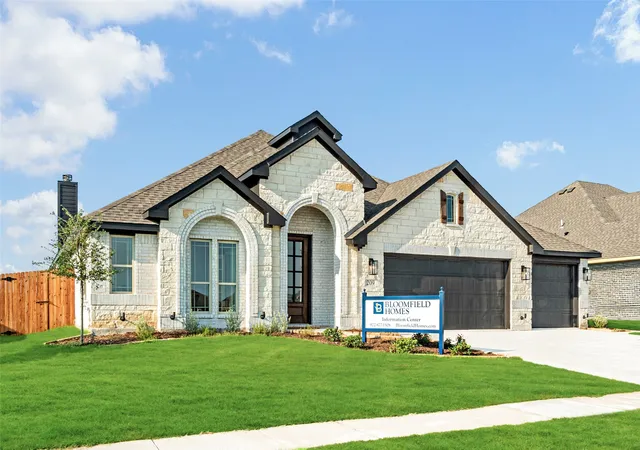 Photo 3 of Sale Pending at 209 Saddletree Dr, Nevada, TX 75173 | MLS# 21299743 | Listing updated on 2026-08-24