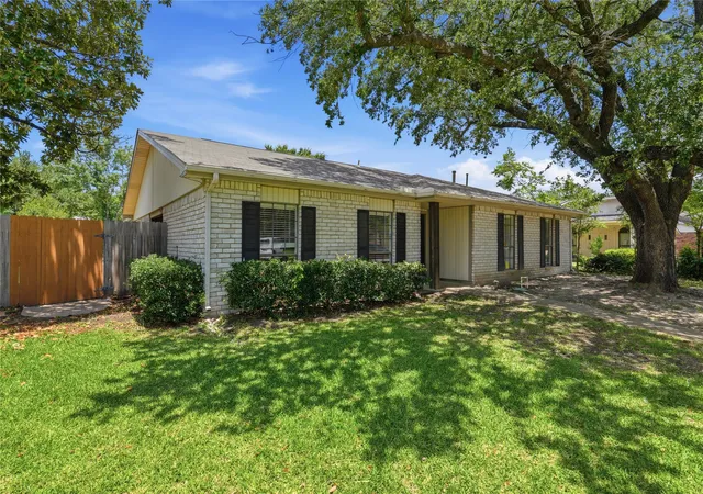 Photo 2 of Single family home for sale at 3517 Knoll Point Dr, Garland, TX 75043 | MLS# 21298269 | Listing updated on 2026-08-20