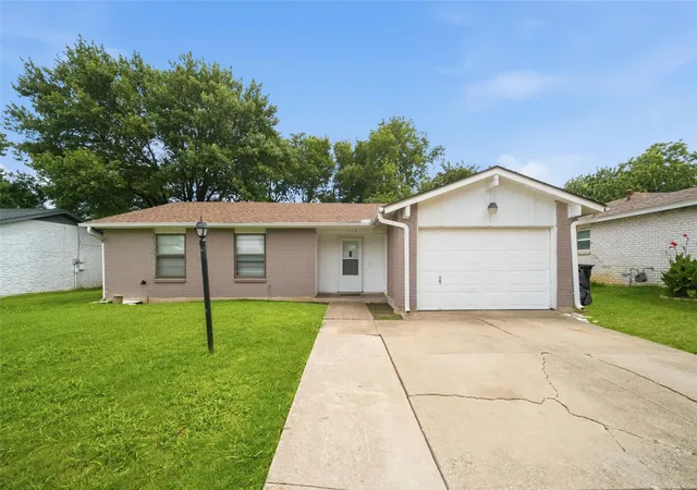 Photo 1 of Single family home for sale at 1606 Natches Dr, Arlington, TX 76014 | MLS# 21295969 | Listing updated on 2026-07-21