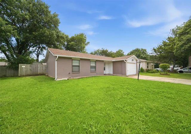 Photo 2 of Single family home for sale at 1606 Natches Dr, Arlington, TX 76014 | MLS# 21295969 | Listing updated on 2026-07-21