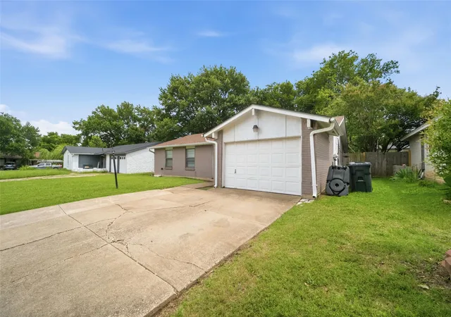 Photo 3 of Single family home for sale at 1606 Natches Dr, Arlington, TX 76014 | MLS# 21295969 | Listing updated on 2026-07-21