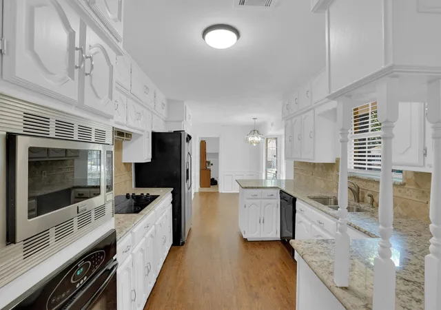 Photo 4 of Single family home for sale at 638 Arawe Cir E, Irving, TX 75060 | MLS# 21288642 | Listing updated on 2026-08-22