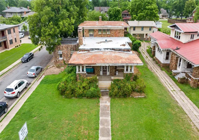 1st image of 607 S Main St, Paris, TX 75460 | MLS# 21300551