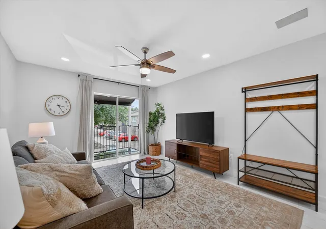 Listing Photo 5 - Condo for sale in building located at 5111 Skillman St, Dallas, TX 75206 - Unit #224