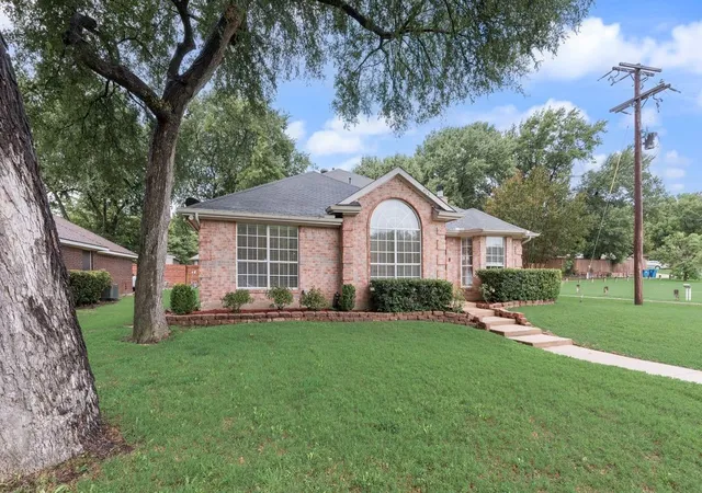 Homes for sale in De Soto, TX | 425 Alpine Dr, De Soto, TX 75115 | MLS# 21300186