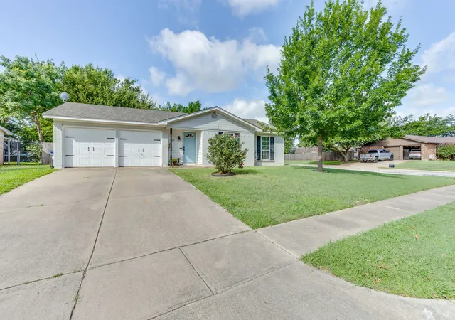 Photo 1 of Sale Pending at 433 Linda Dr, Burleson, TX 76028 | MLS# 21298461 | Listing updated on 2026-07-21