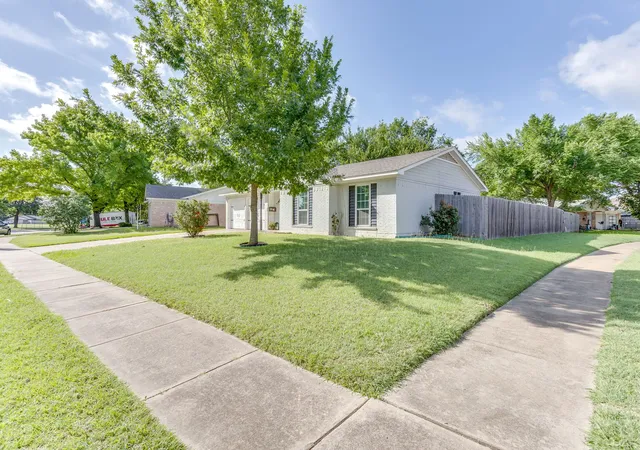 Photo 2 of Sale Pending at 433 Linda Dr, Burleson, TX 76028 | MLS# 21298461 | Listing updated on 2026-07-21
