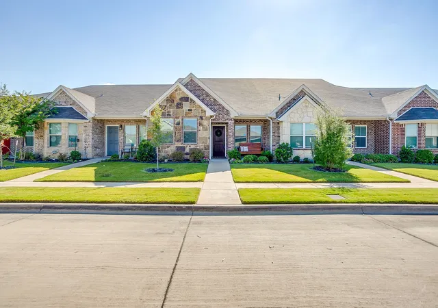 Photo 1 of Single family home for sale at 464 Pine St, Burleson, TX 76028 | MLS# 21299857 | Listing updated on 2026-07-17