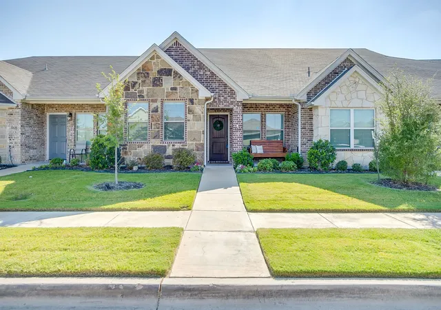 Photo 2 of Single family home for sale at 464 Pine St, Burleson, TX 76028 | MLS# 21299857 | Listing updated on 2026-07-17