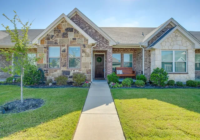 Photo 3 of Single family home for sale at 464 Pine St, Burleson, TX 76028 | MLS# 21299857 | Listing updated on 2026-07-17