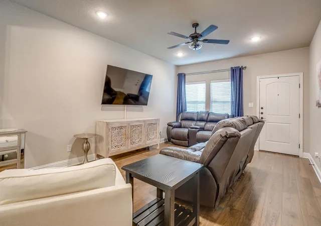 Photo 4 of Single family home for sale at 464 Pine St, Burleson, TX 76028 | MLS# 21299857 | Listing updated on 2026-07-17