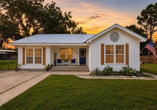 Homes for sale in Springtown, TX | 308 W 1st St, Springtown, TX 76082 | MLS# 21299863