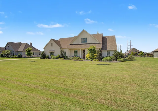 Photo 3 of Single family home for sale at 1401 Oliver Creek Ln, Justin, TX 76247 | MLS# 21300955 | Listing updated on 2026-07-07