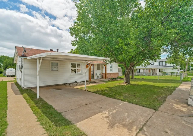 Photo 2 of Sale Pending at 709 Charles St, Weatherford, TX 76086 | MLS# 21300936 | Listing updated on 2026-08-26