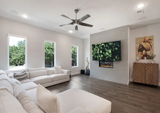 Photo 4 of Single family home for sale at 4126 Entrada Wy, Dallas, TX 75219 | MLS# 21300469 | Listing updated on 2026-08-22
